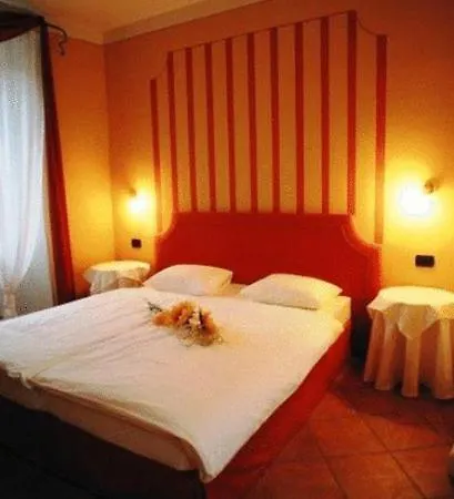 Casa Arizzoli فندق كانوبيو